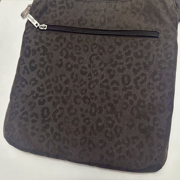 Baggallini Nylon Brown Leopard Print Crossbody w/matching Wristlet - Picture 3 of 15